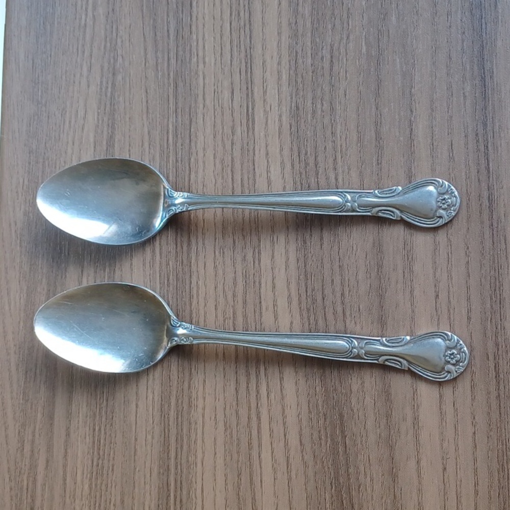 2 Vintage Oneida Table Spoons